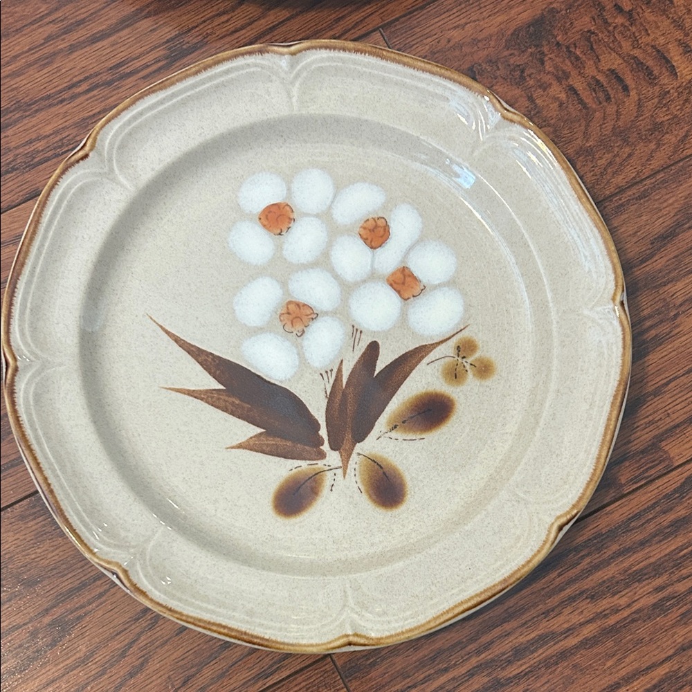 Vgt Hearthside Castlewood dinner plates. Hand painted stoneware Japan. - Picture 5 of 11
